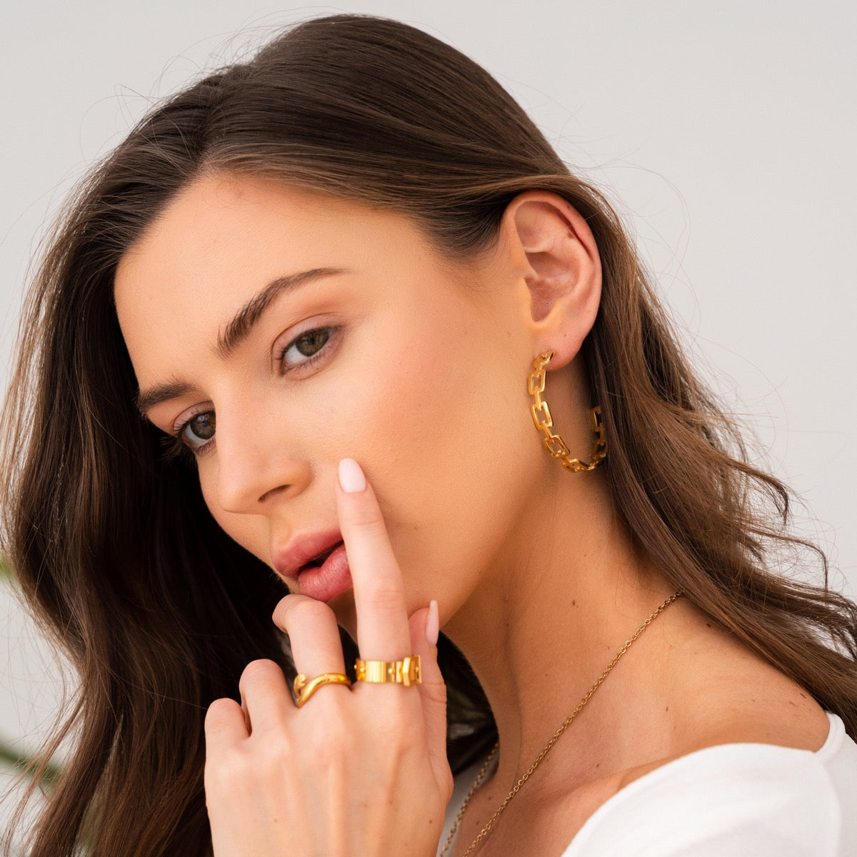 Geometric Creolen Gold am Ohr getragen