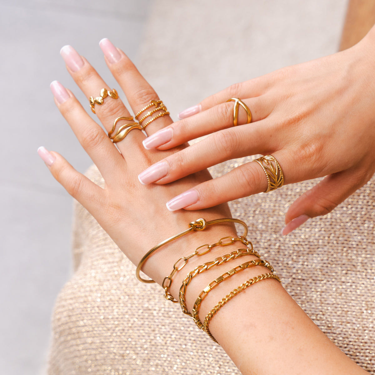 Geschichtete Skulptur Ring Gold – moderner Lifestyle-Look