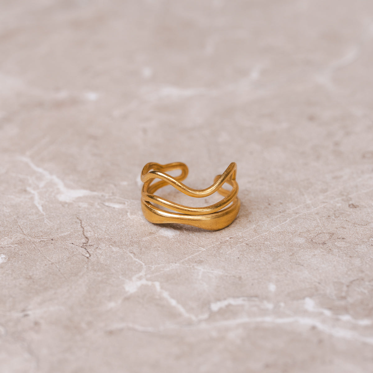 Geschichtete Skulptur Ring Gold am Finger getragen