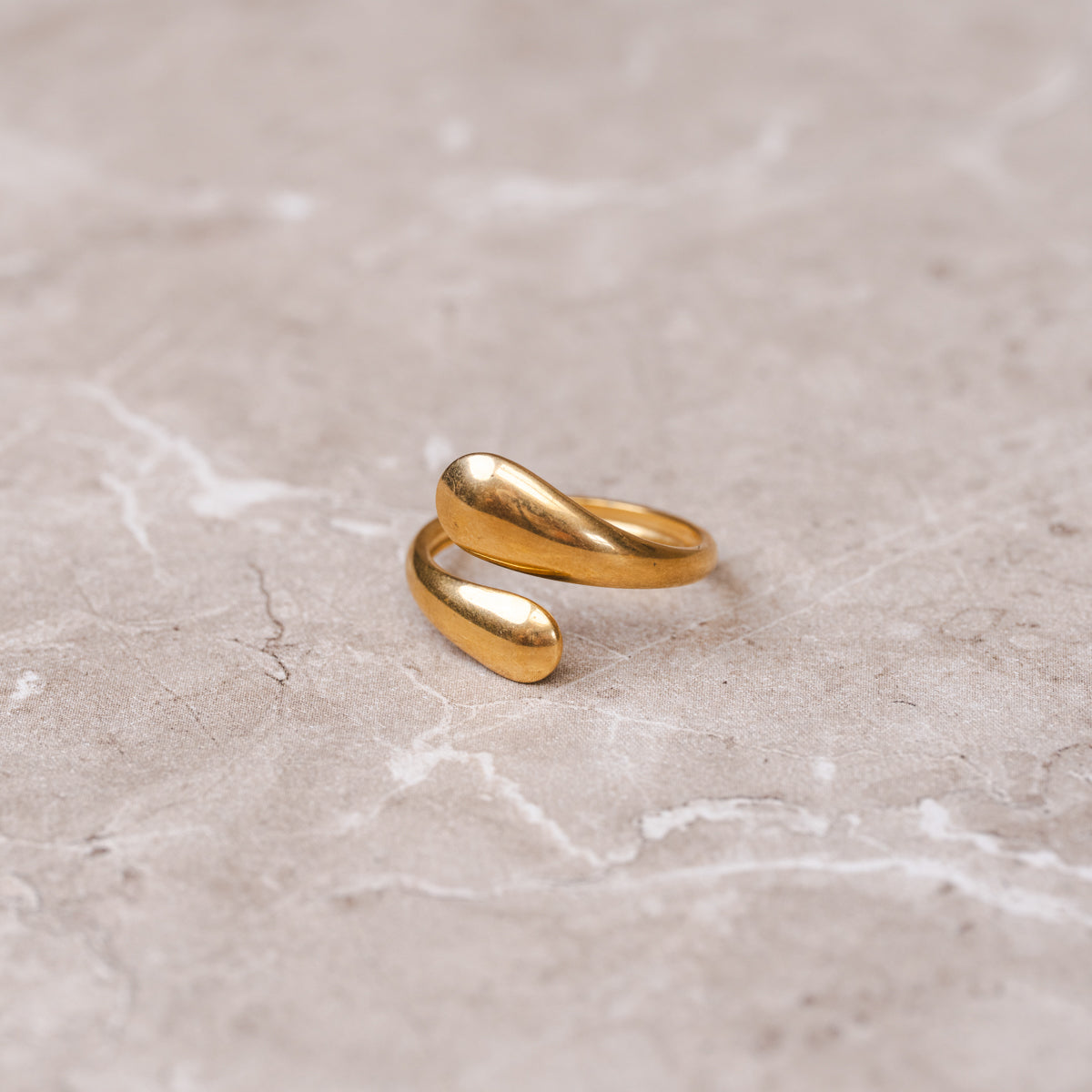 Seitliche Ansicht des Geschmolzene Umarmung Wickelrings Gold