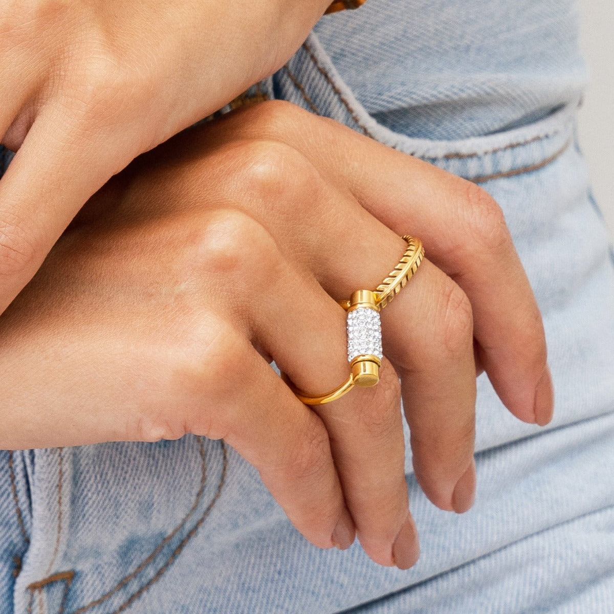 Glitz Fidget Ring Gold an der Hand getragen