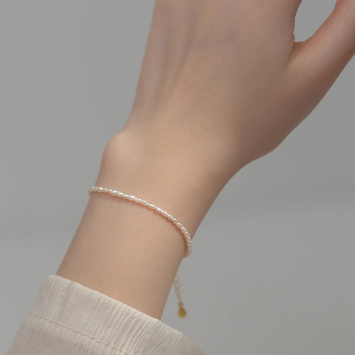 Minimalist gold pearl bracelet – waterproof and stackable – Loveness