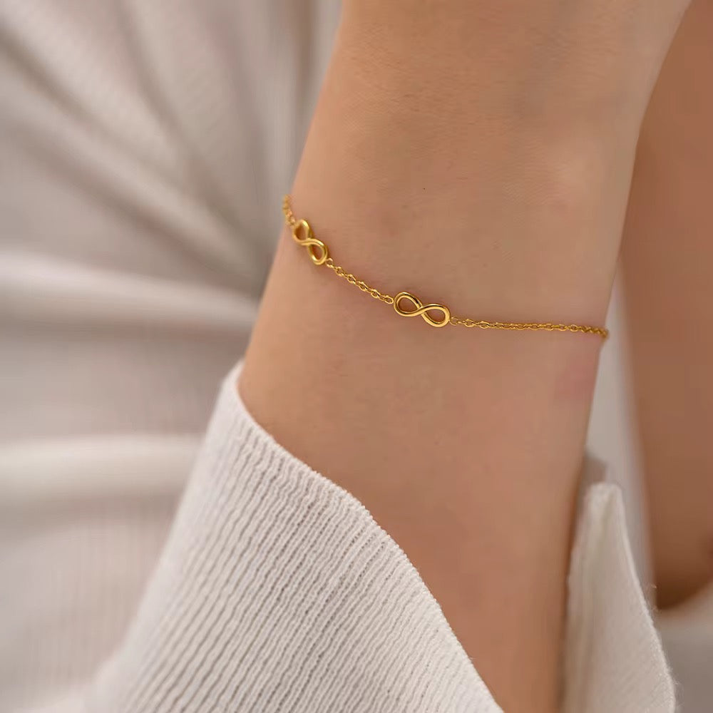 Infinity bracelet in gold and silver finishes – detail view