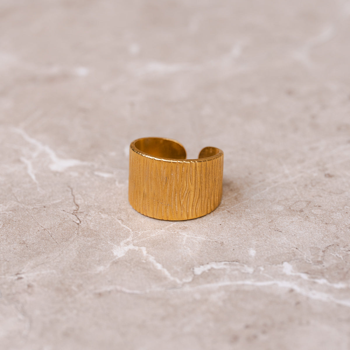 Seitliche Ansicht des Goldene Kante Rings Gold