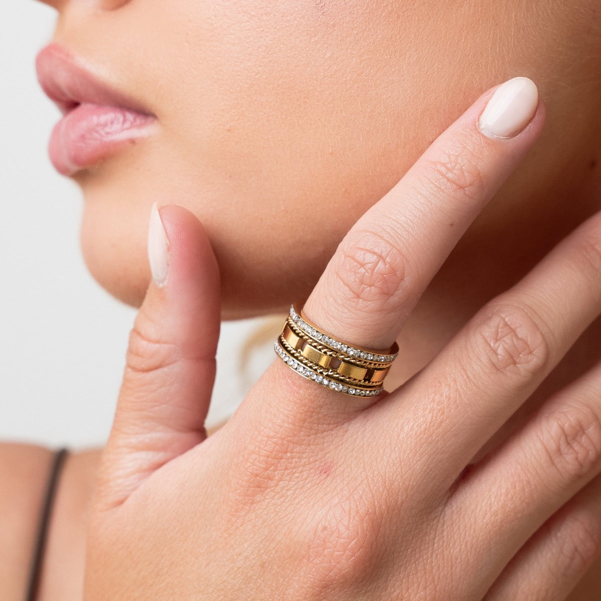Seitliche Ansicht des Grandeur Rings Gold