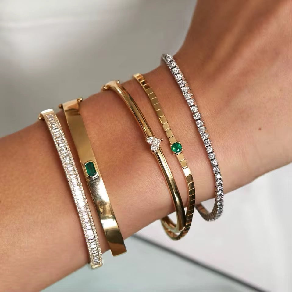 Close-up of heart-shaped crystal bracelet – dainty and waterproof – Loveness