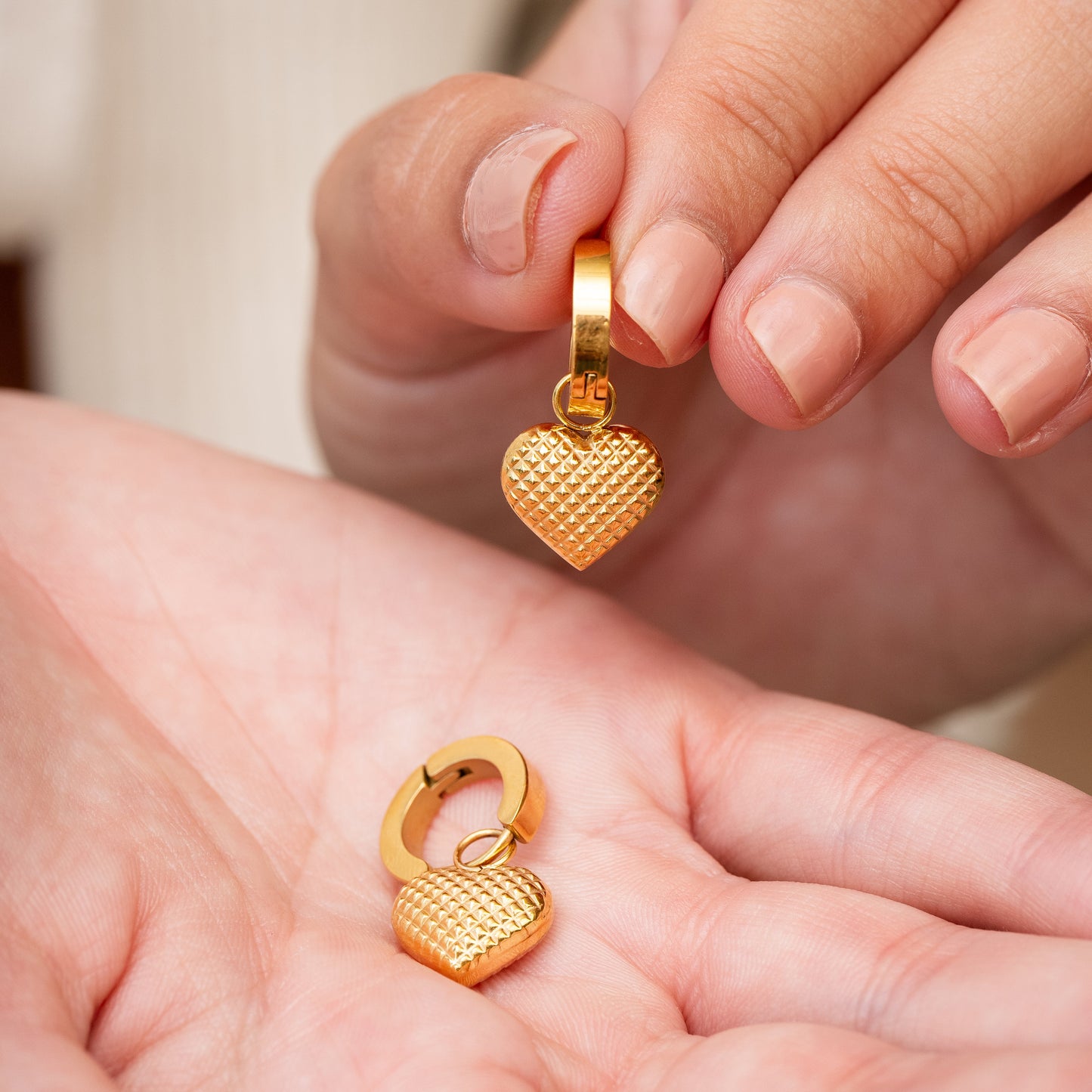 Heart Pendant Huggie Ohrringe Gold am Ohr getragen