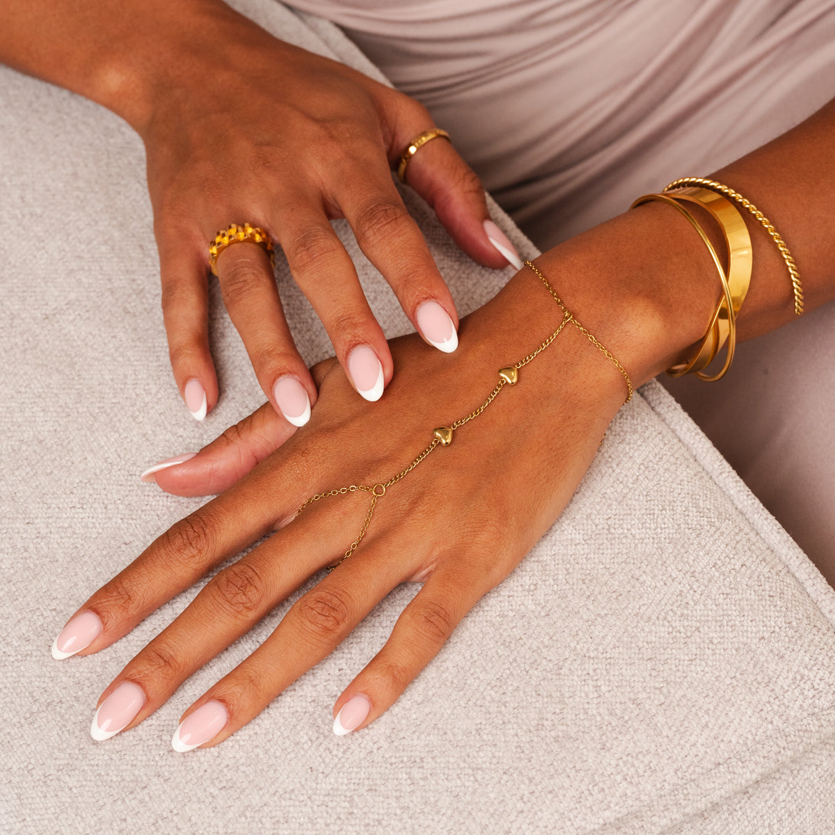 Hearts Hand Chain Gold am Handgelenk getragen