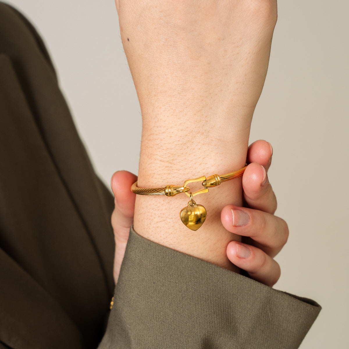 Detailaufnahme des Herzanhänger Armbands Gold