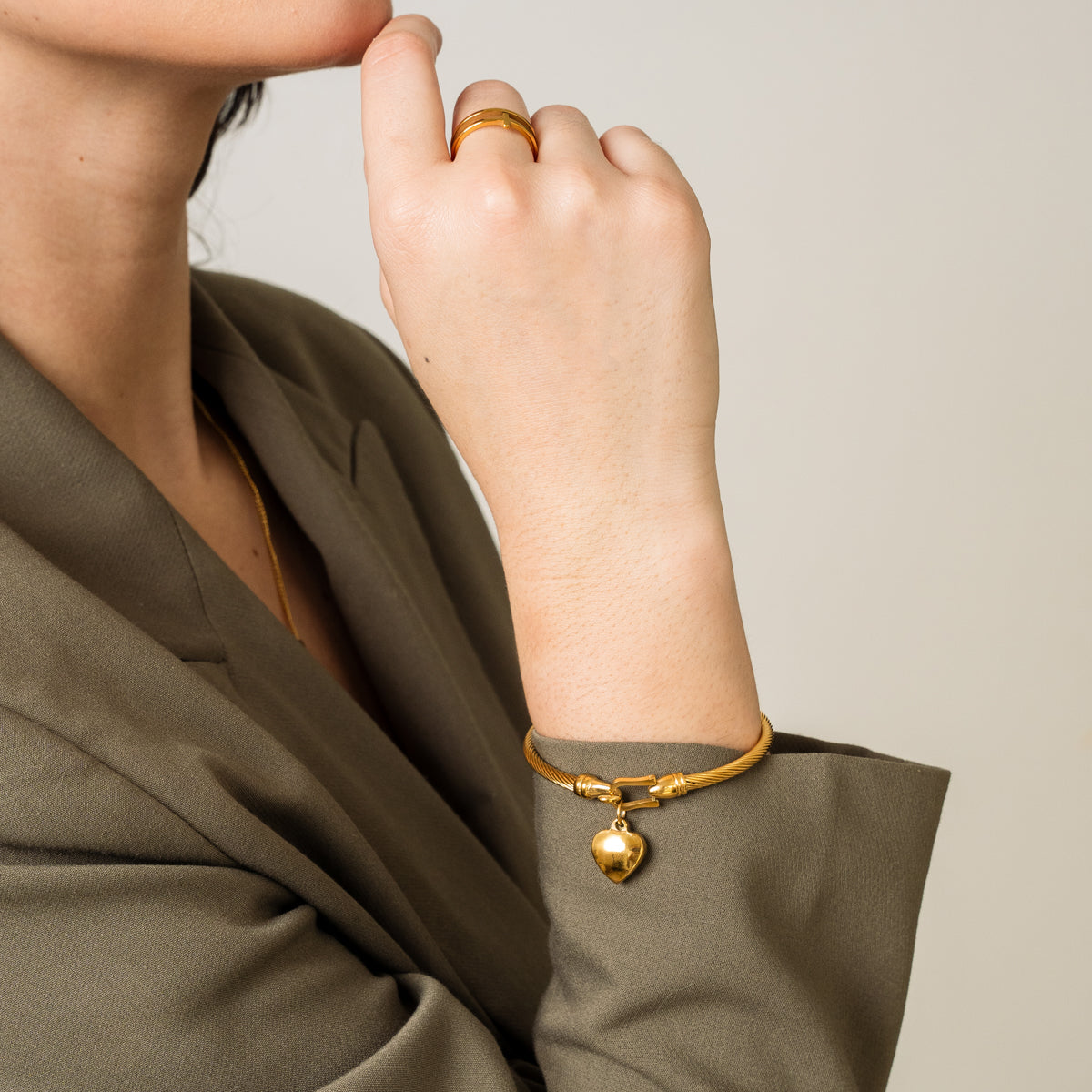 Seitliche Ansicht des Herzanhänger Armbands Gold