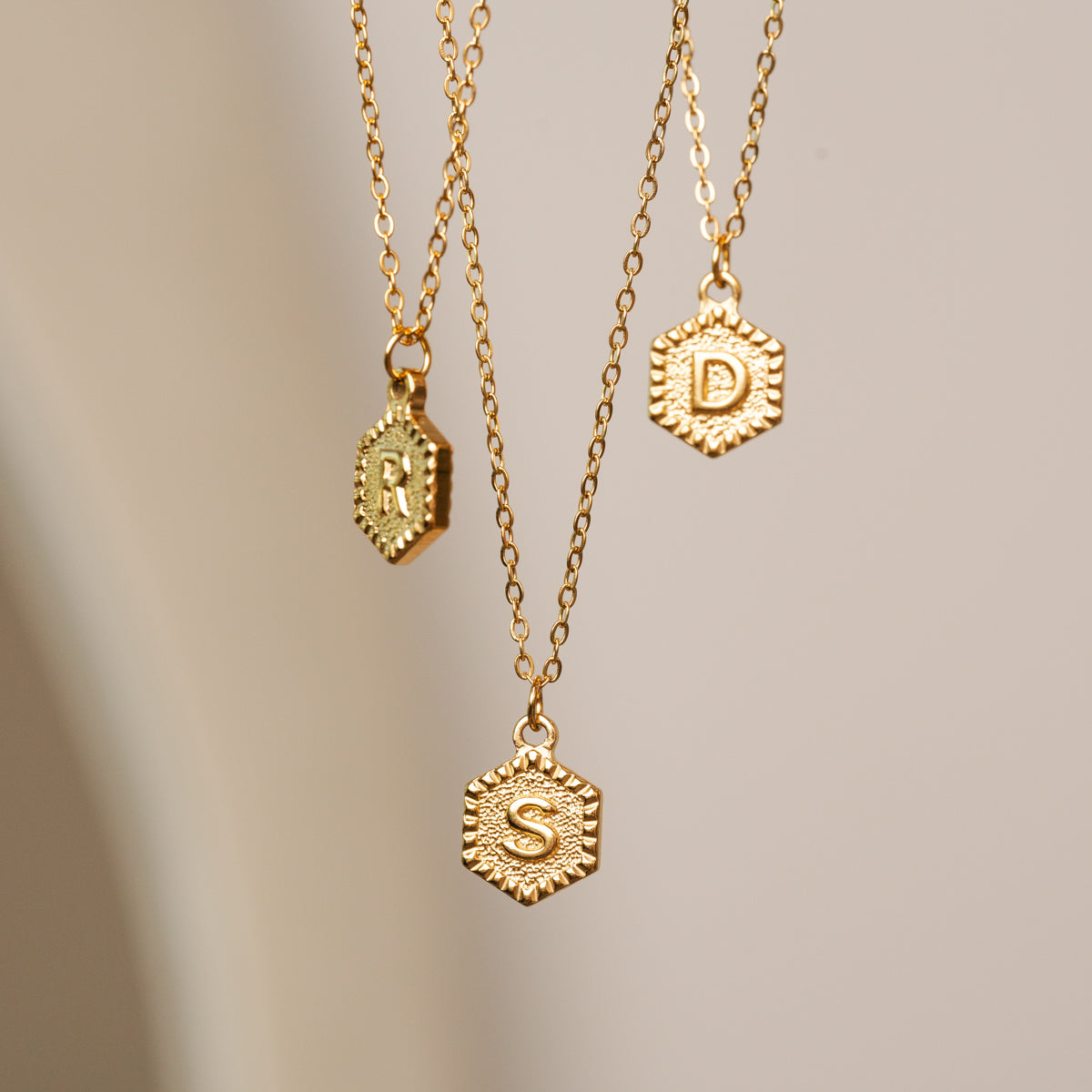 Detailaufnahme der Hex Initial Halskette Gold