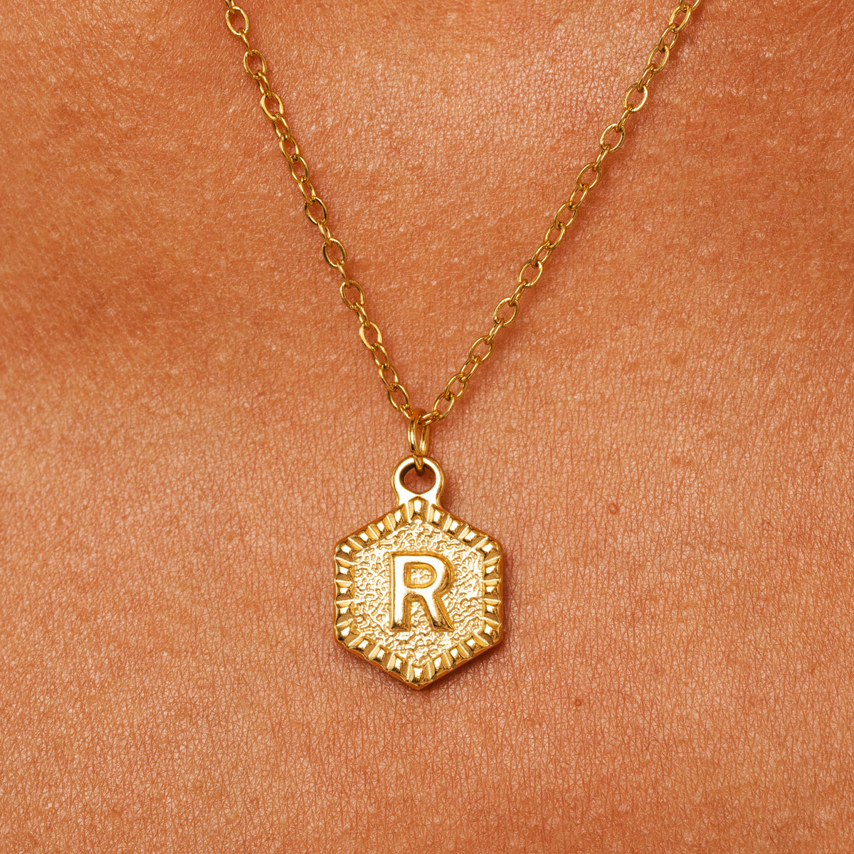 Hex Initial Halskette Gold – moderner Lifestyle-Look