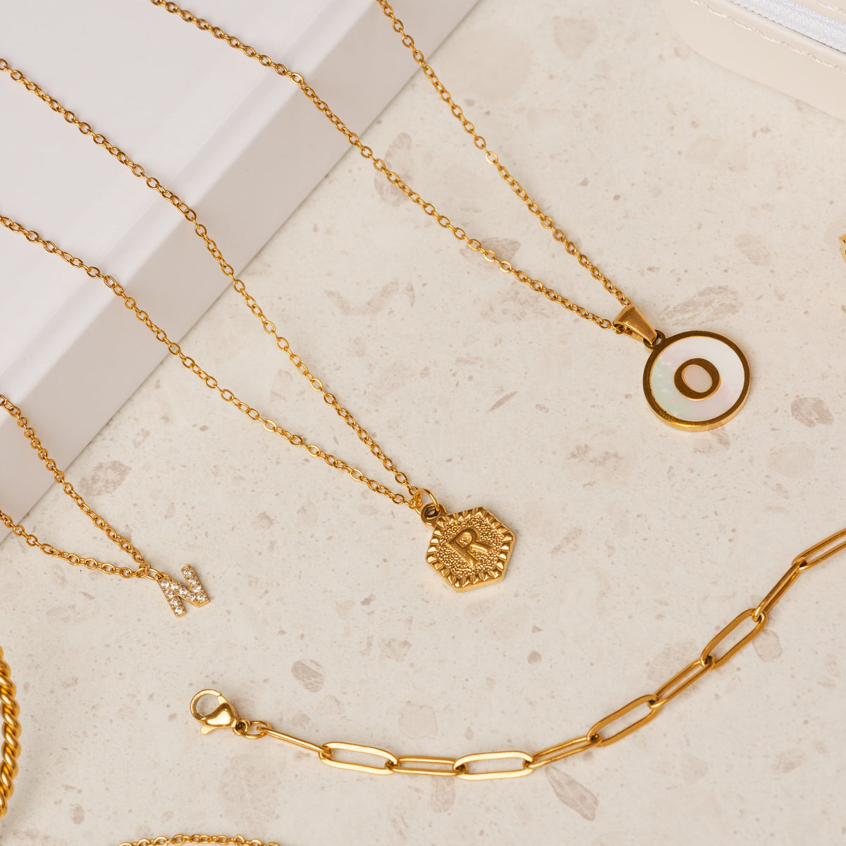 Hex Initial Halskette Gold am Hals getragen