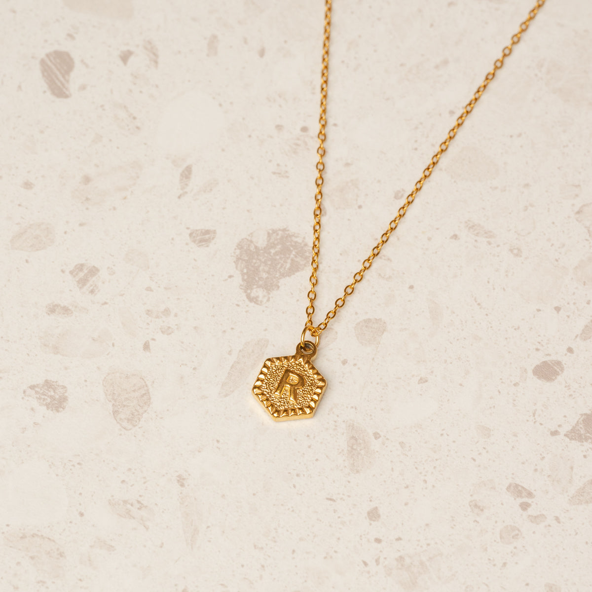 Seitliche Ansicht der Hex Initial Halskette Gold