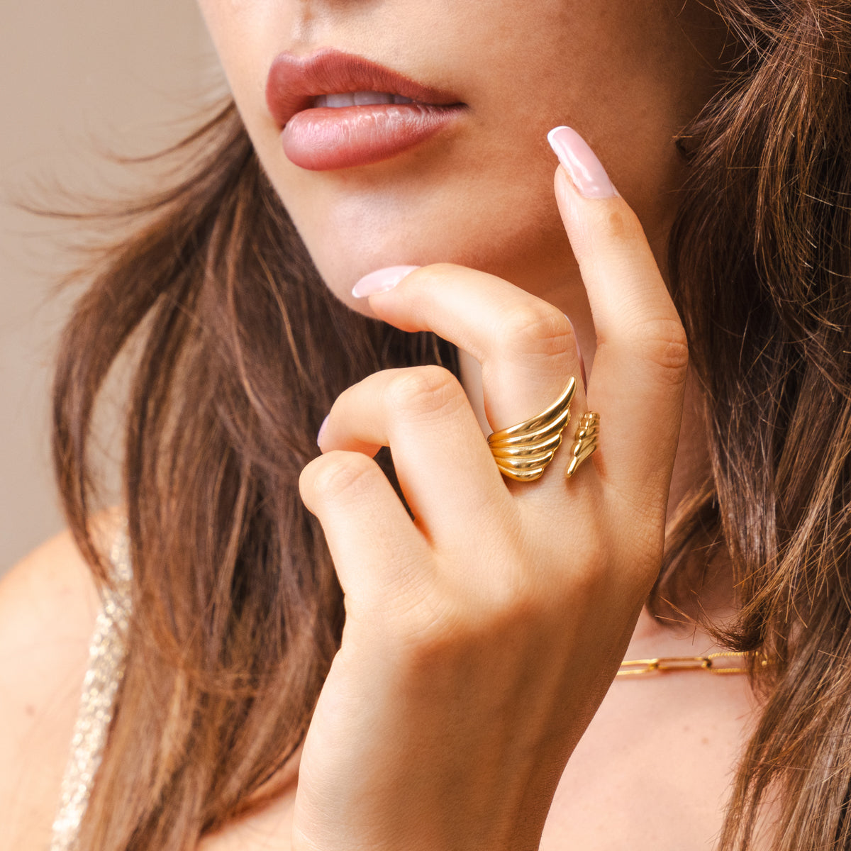 Detailaufnahme des Himmlischer Flügel Wickelrings Gold