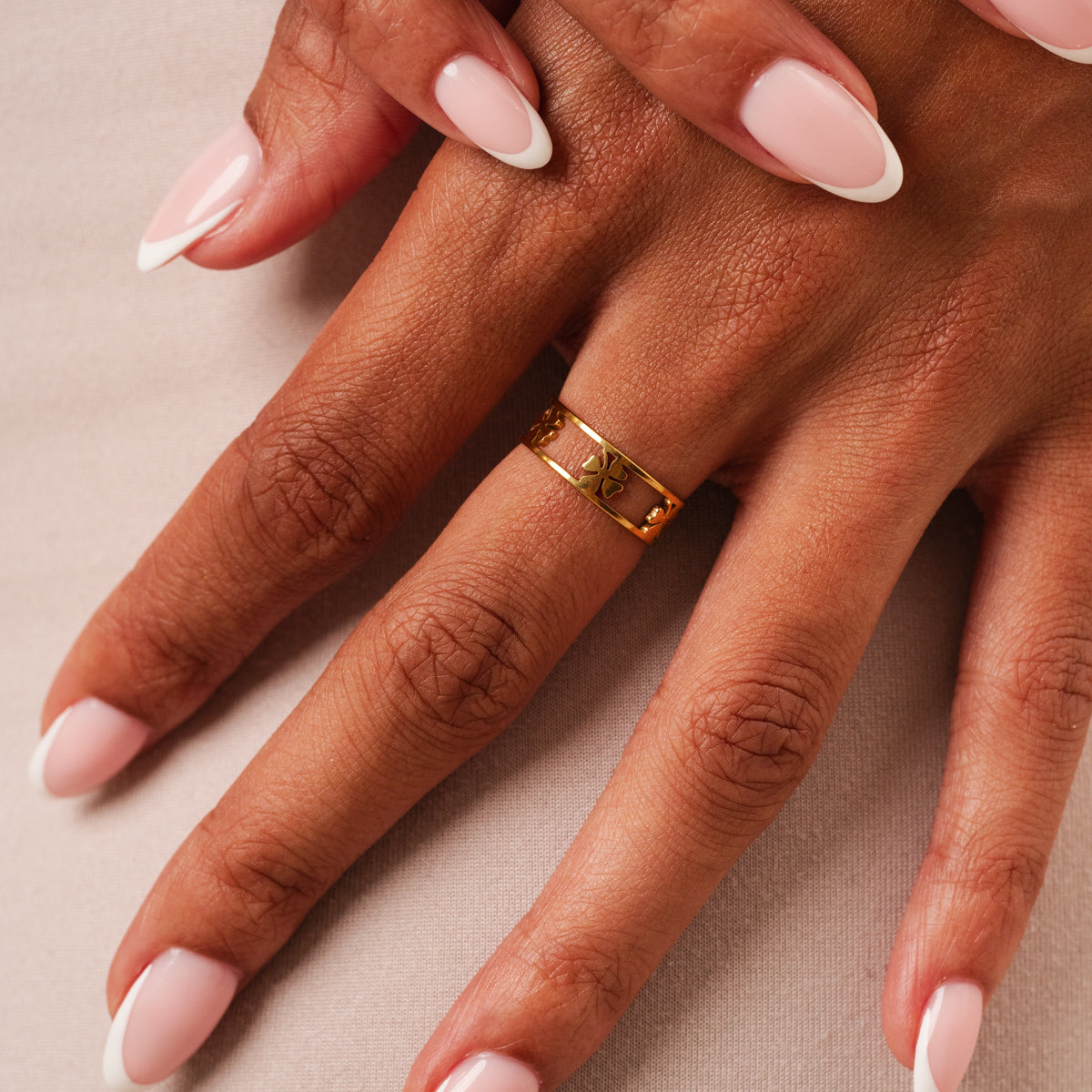 Hohler Klee Ring Gold am Finger getragen