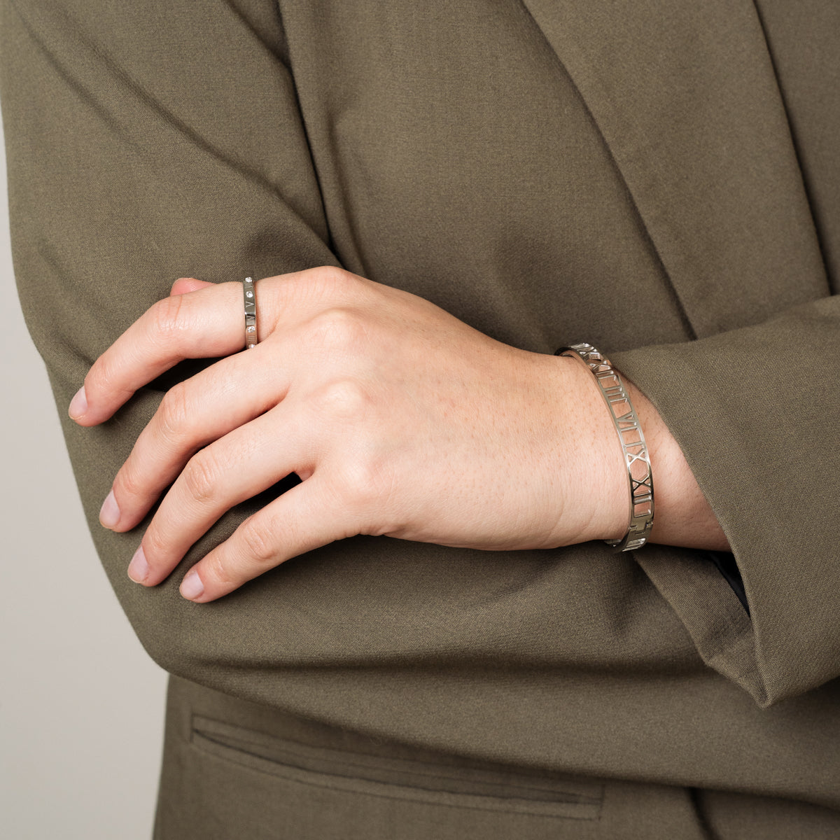 Detailaufnahme des Hohlziffern Armbands Silber