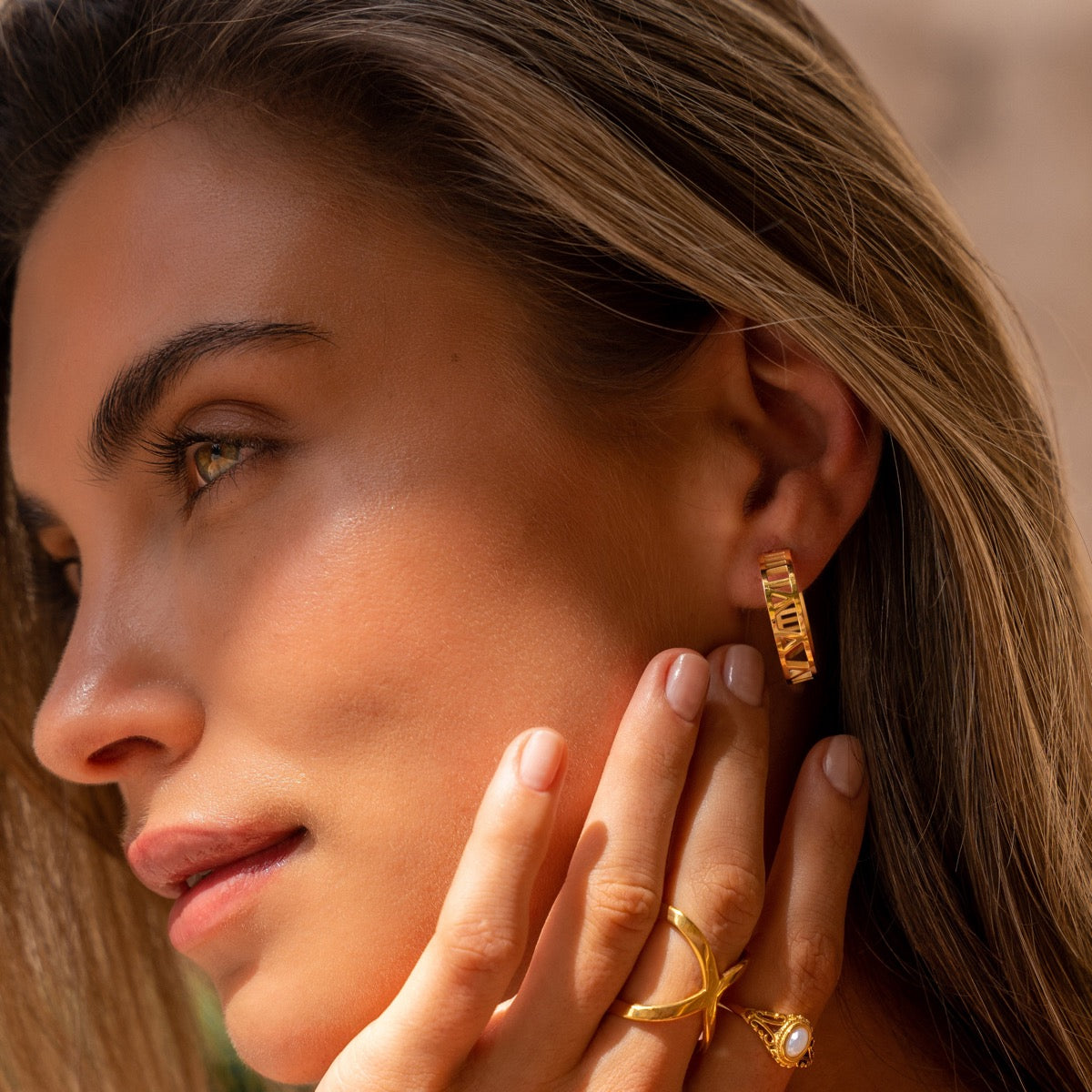 Detailaufnahme der Hollow Numeral Creolen Gold