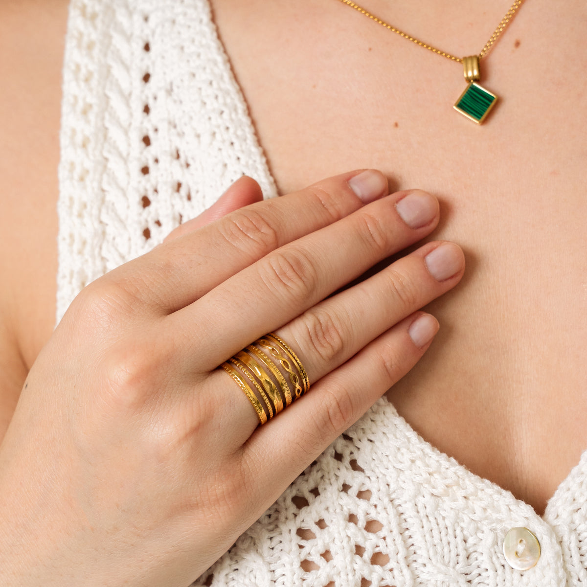 Hydra Stapelring Gold am Finger getragen