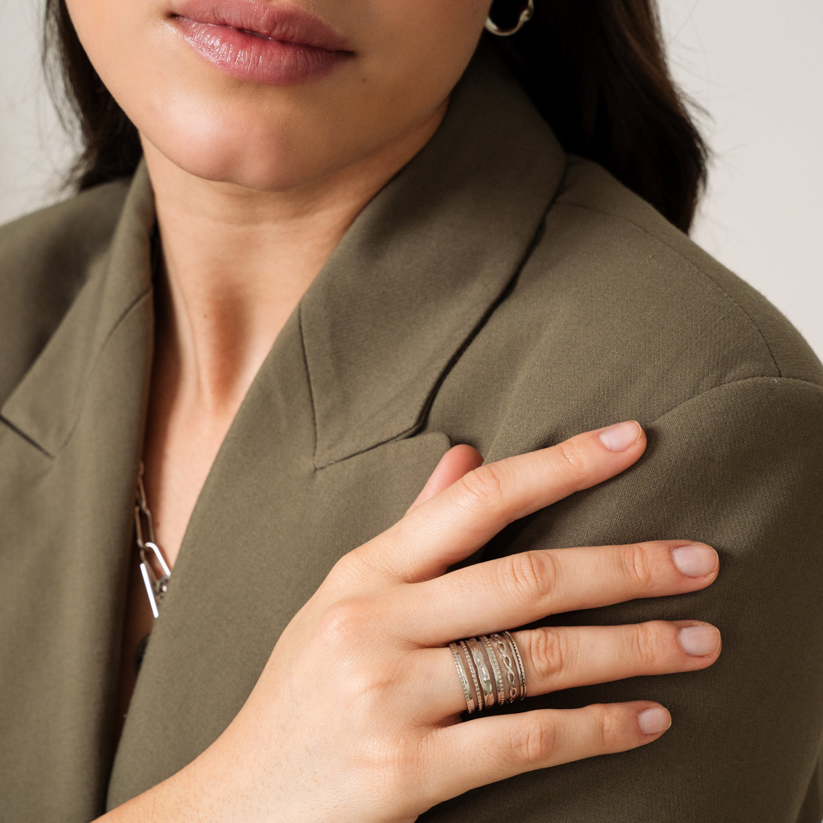 Detailaufnahme des Hydra Stapelrings Silber
