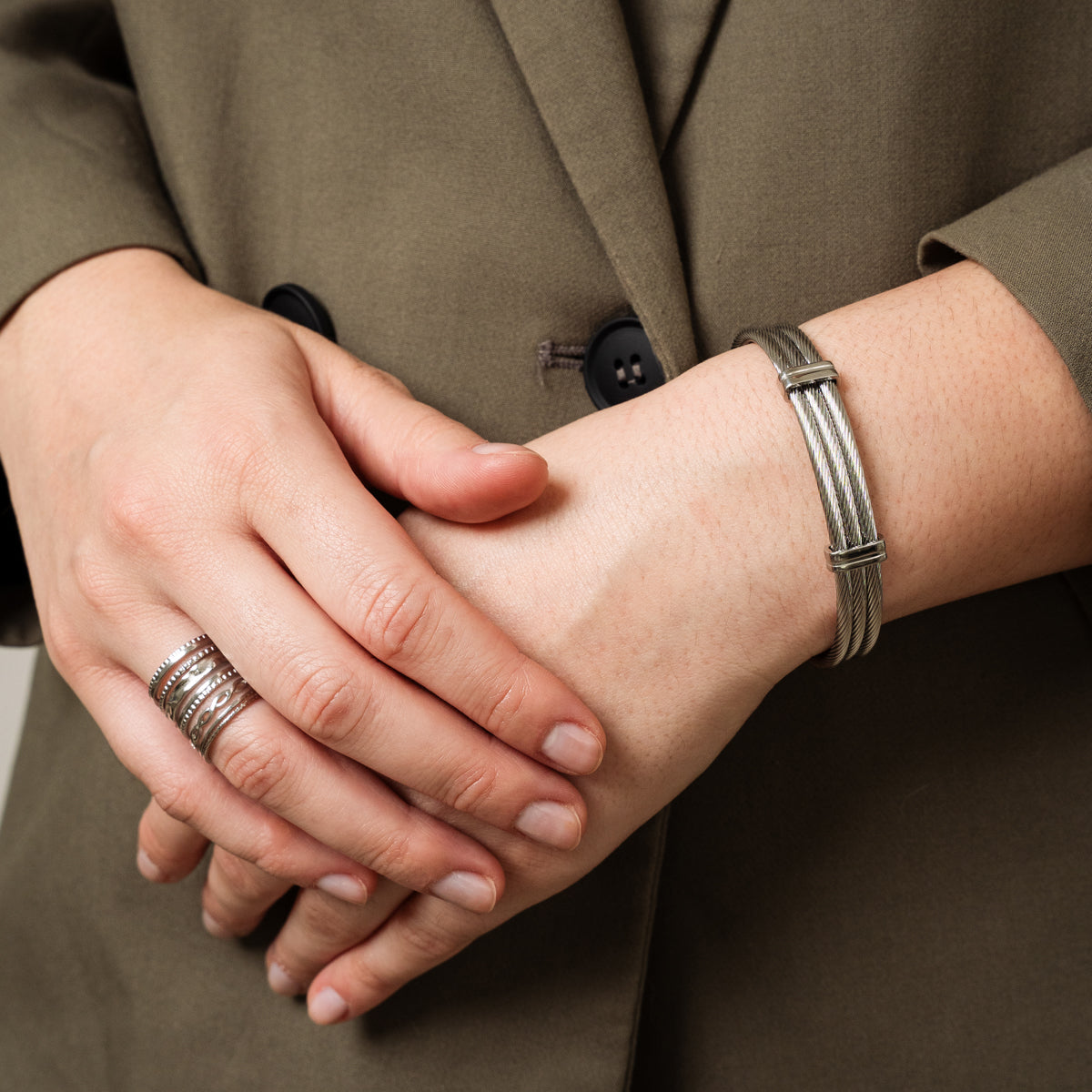 Hydra Stapelring Silber am Finger getragen