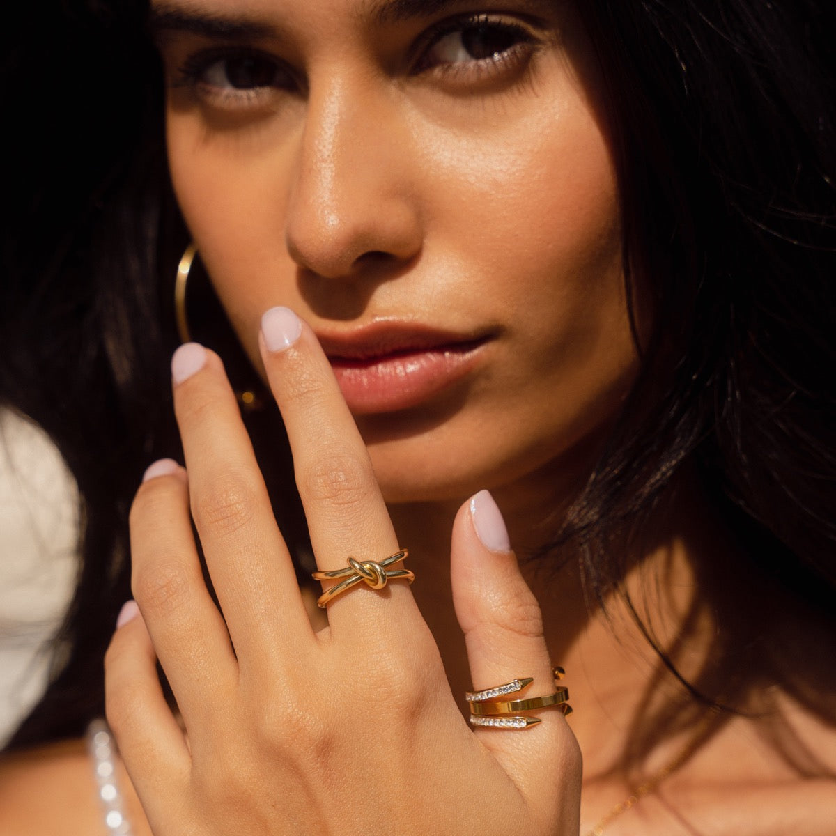 Seitliche Ansicht des Intertwine Rings Gold