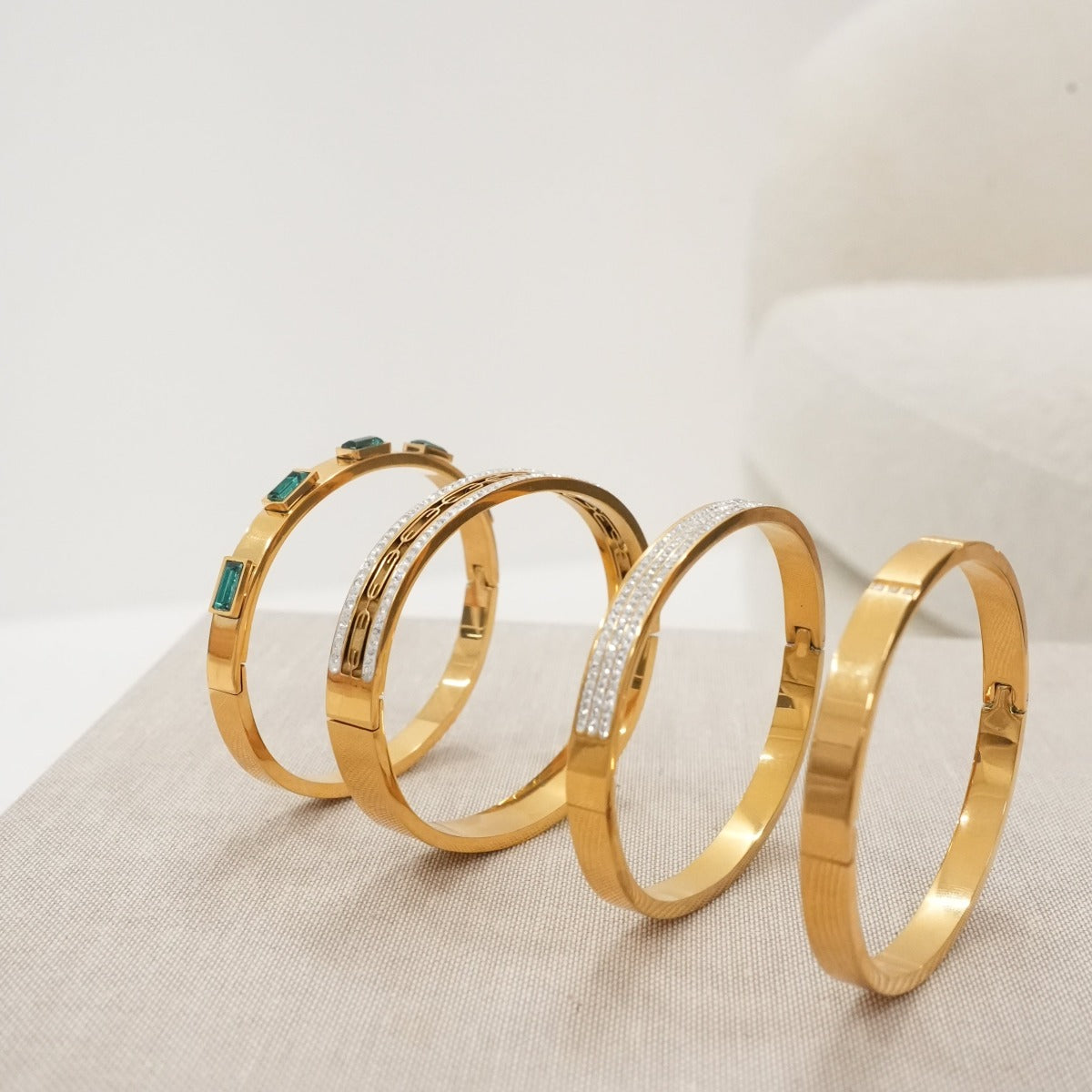 Seitliche Ansicht des Ivy Stein Armreifs Gold