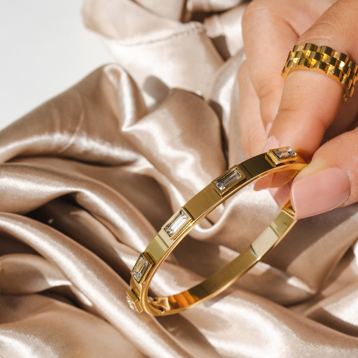Detailaufnahme des Kubischer Stein Armbands Gold