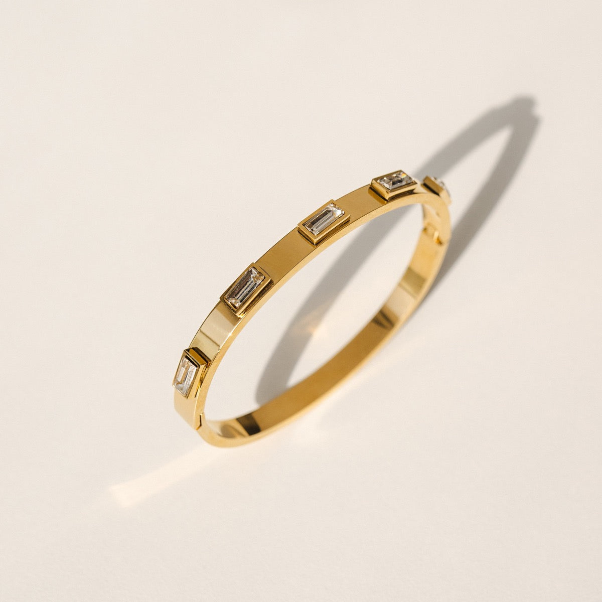 Kubischer Stein Armband Gold am Handgelenk getragen