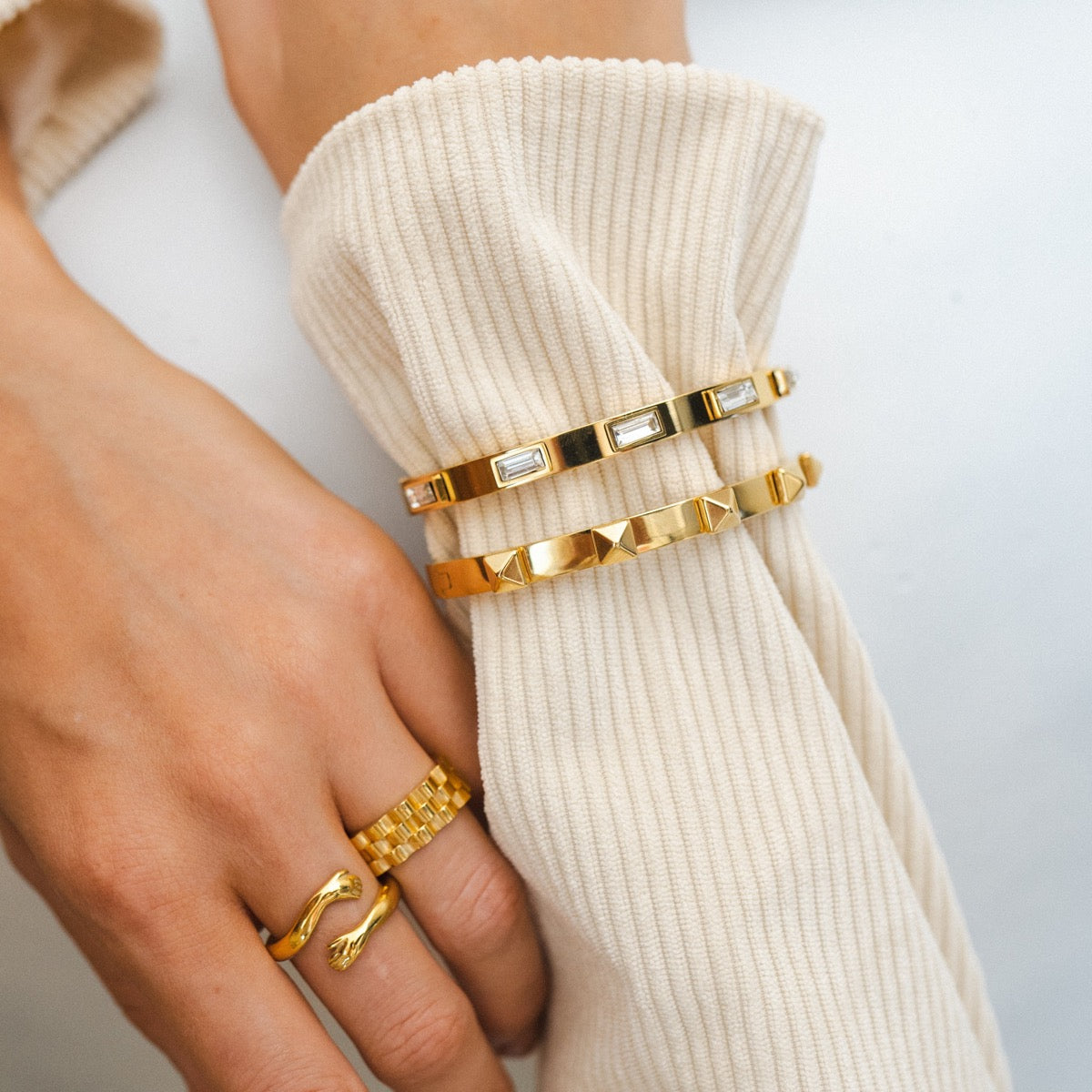 Seitliche Ansicht des Kubischer Stein Armbands Gold