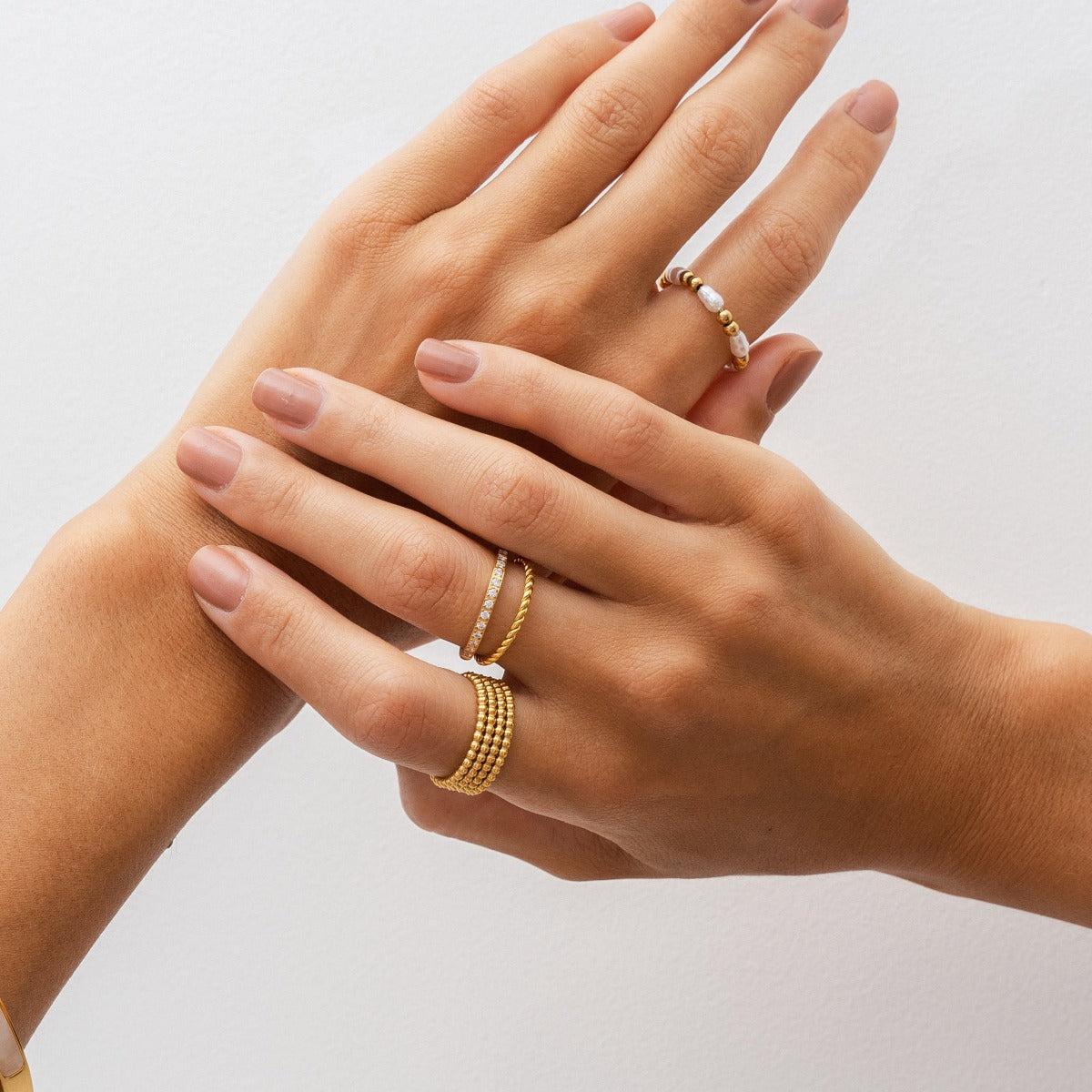 Larissa Layered Ring Gold an der Hand getragen