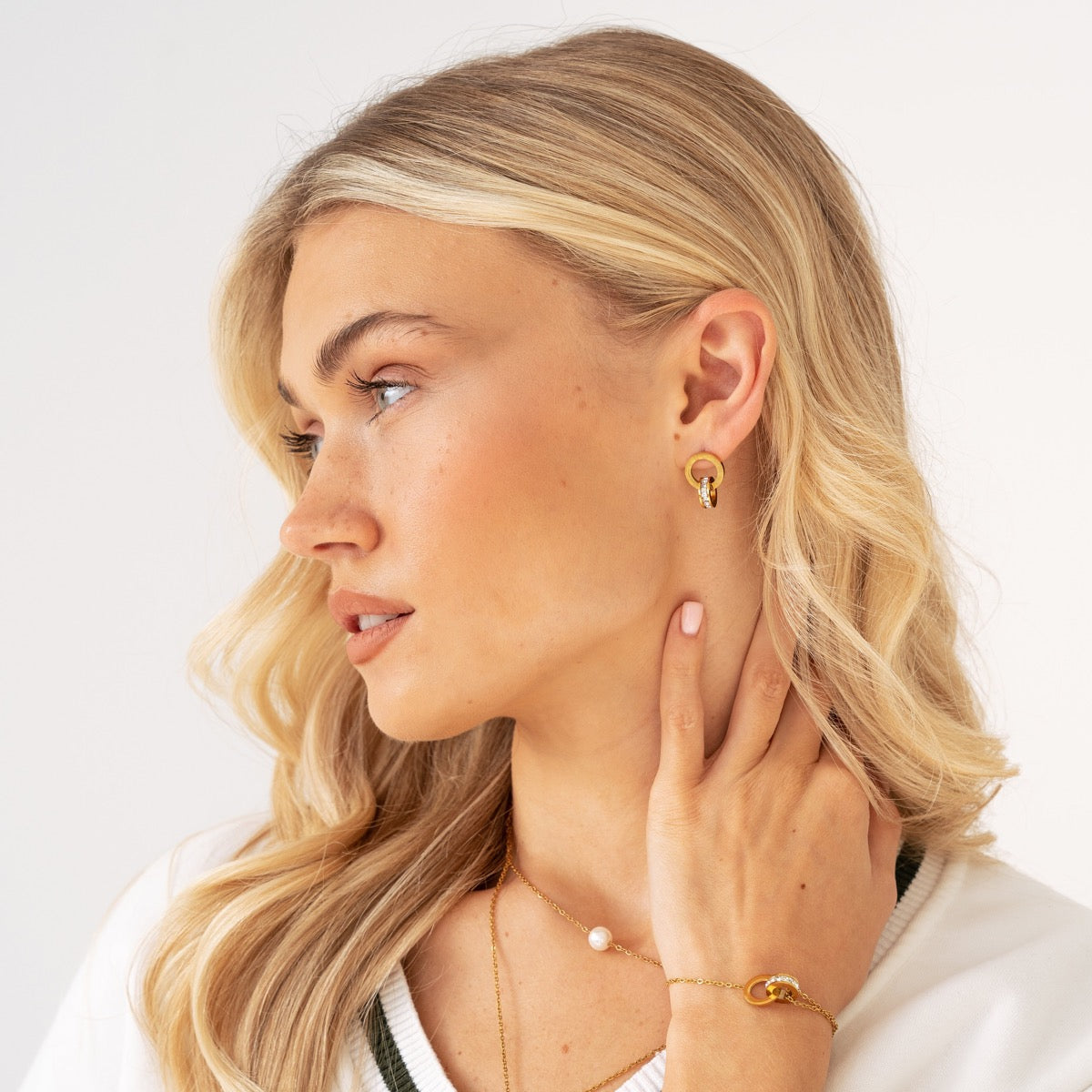 Seitliche Ansicht der Latin Linked Rings Ohrringe Gold