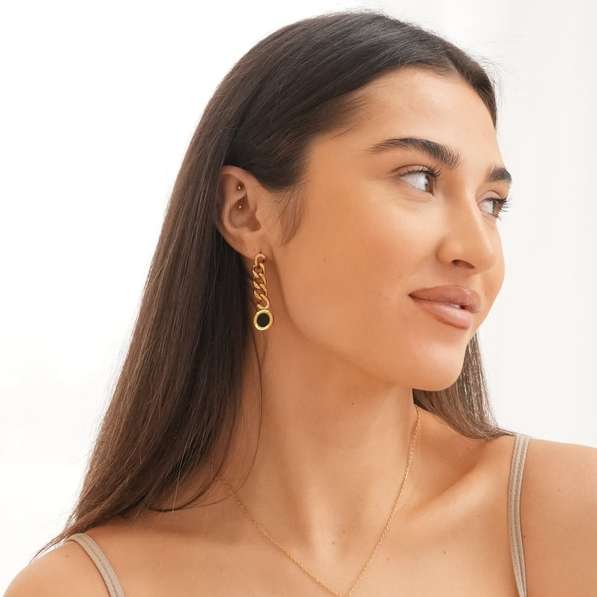 Nahaufnahme der Latin Onyx Cuban Hängeohrringe Gold