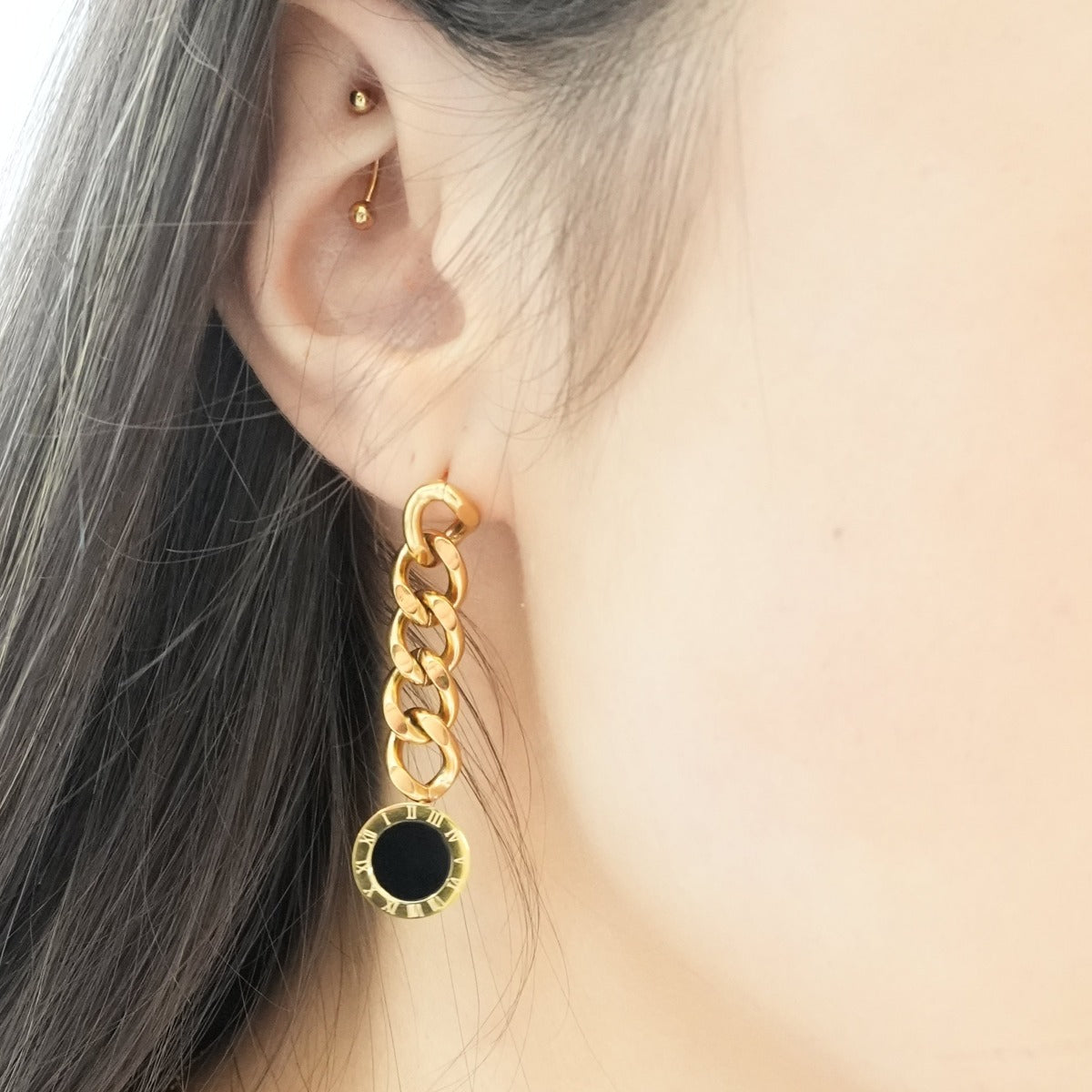 Detailaufnahme der Latin Onyx Cuban Hängeohrringe Gold