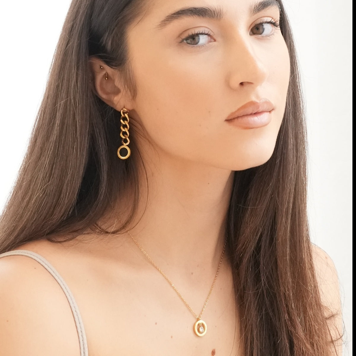 Latin Onyx Cuban Hängeohrringe Gold am Ohr getragen