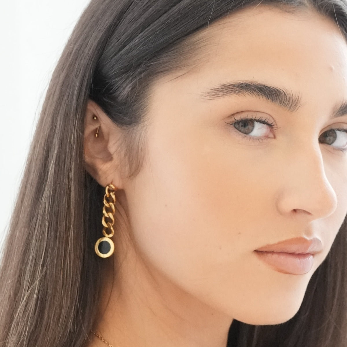 Seitliche Ansicht der Latin Onyx Cuban Hängeohrringe Gold
