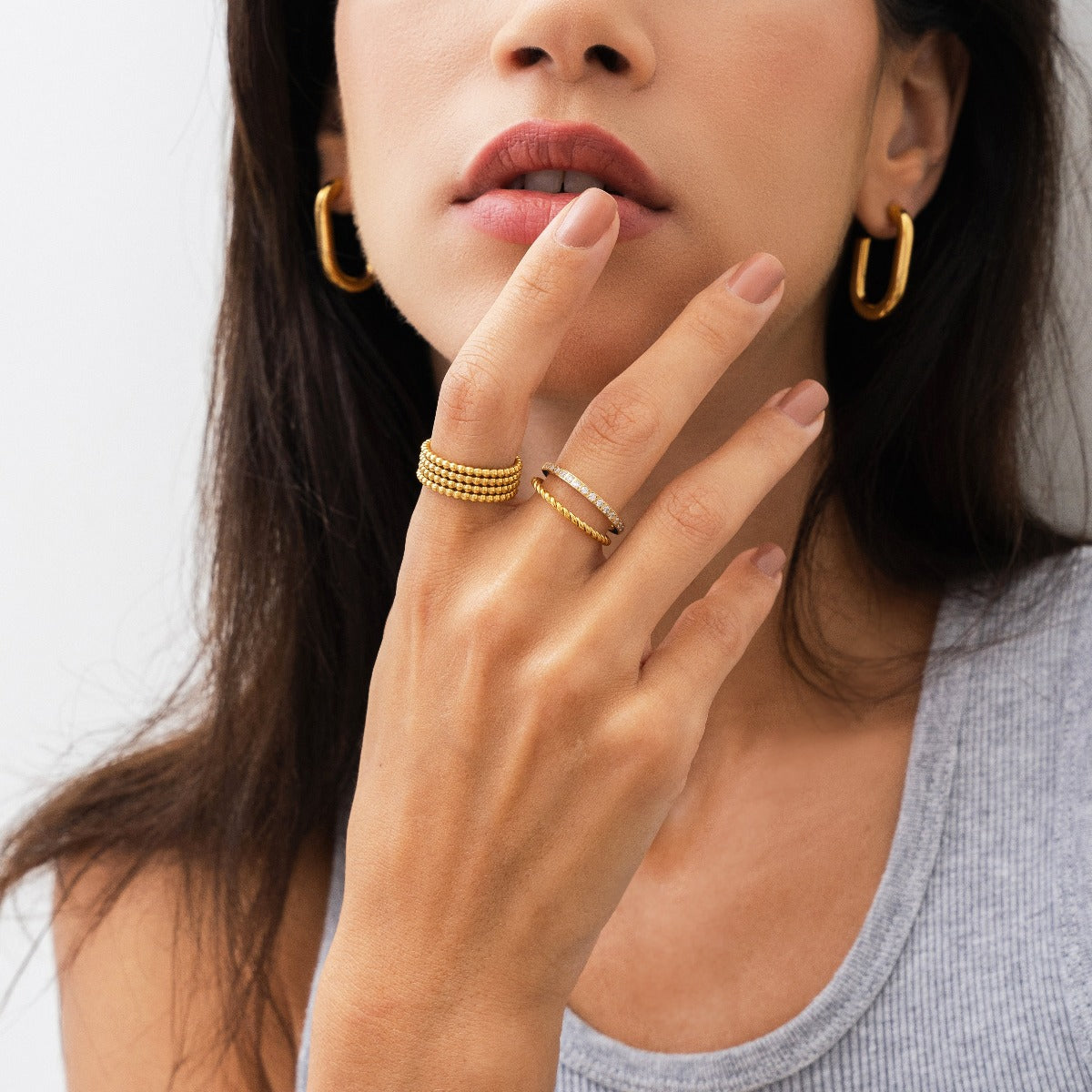 Detailaufnahme des Layered Beads Fidget Rings in Gold