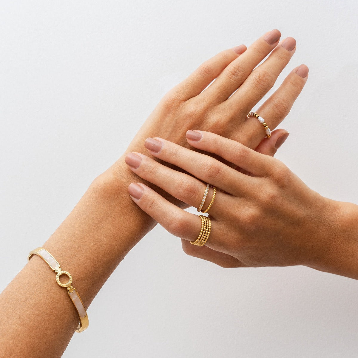 Layered Beads Fidget Ring Gold an der Hand getragen