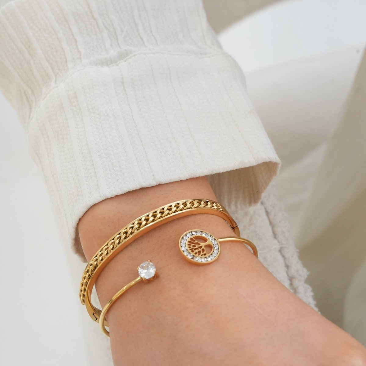 Nahaufnahme des Lebensbaum Stein Armreifs Gold