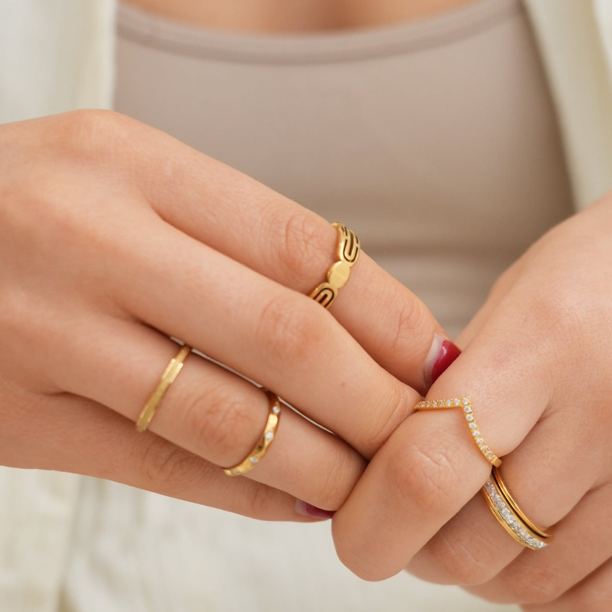Nahaufnahme des Leuven Surface Rings in Gold