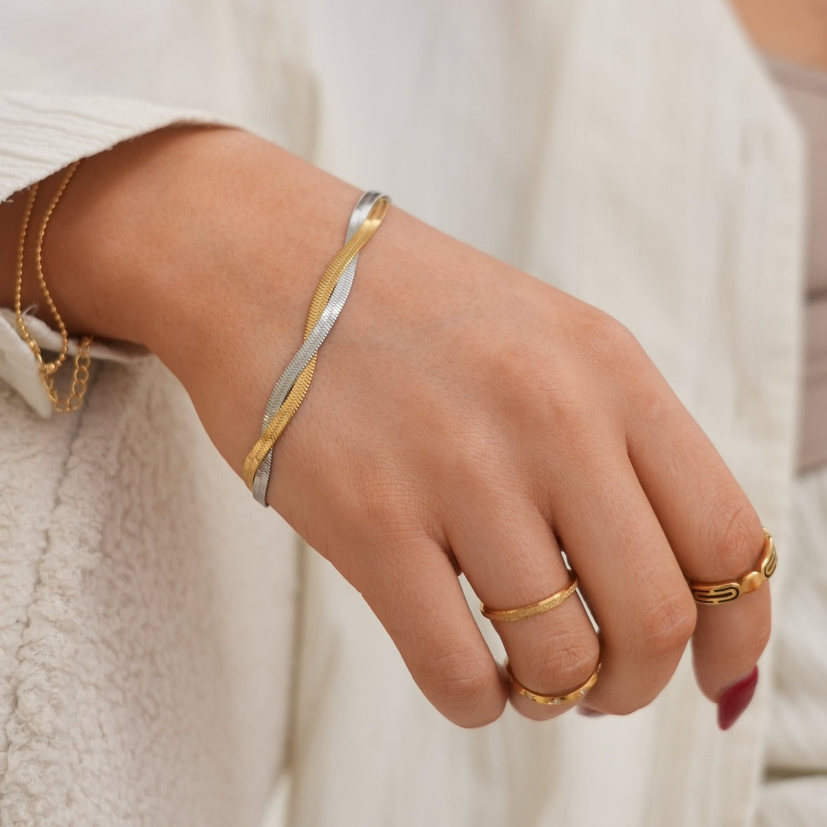 leuven-surface-ring-gold-lifestyle-loveness