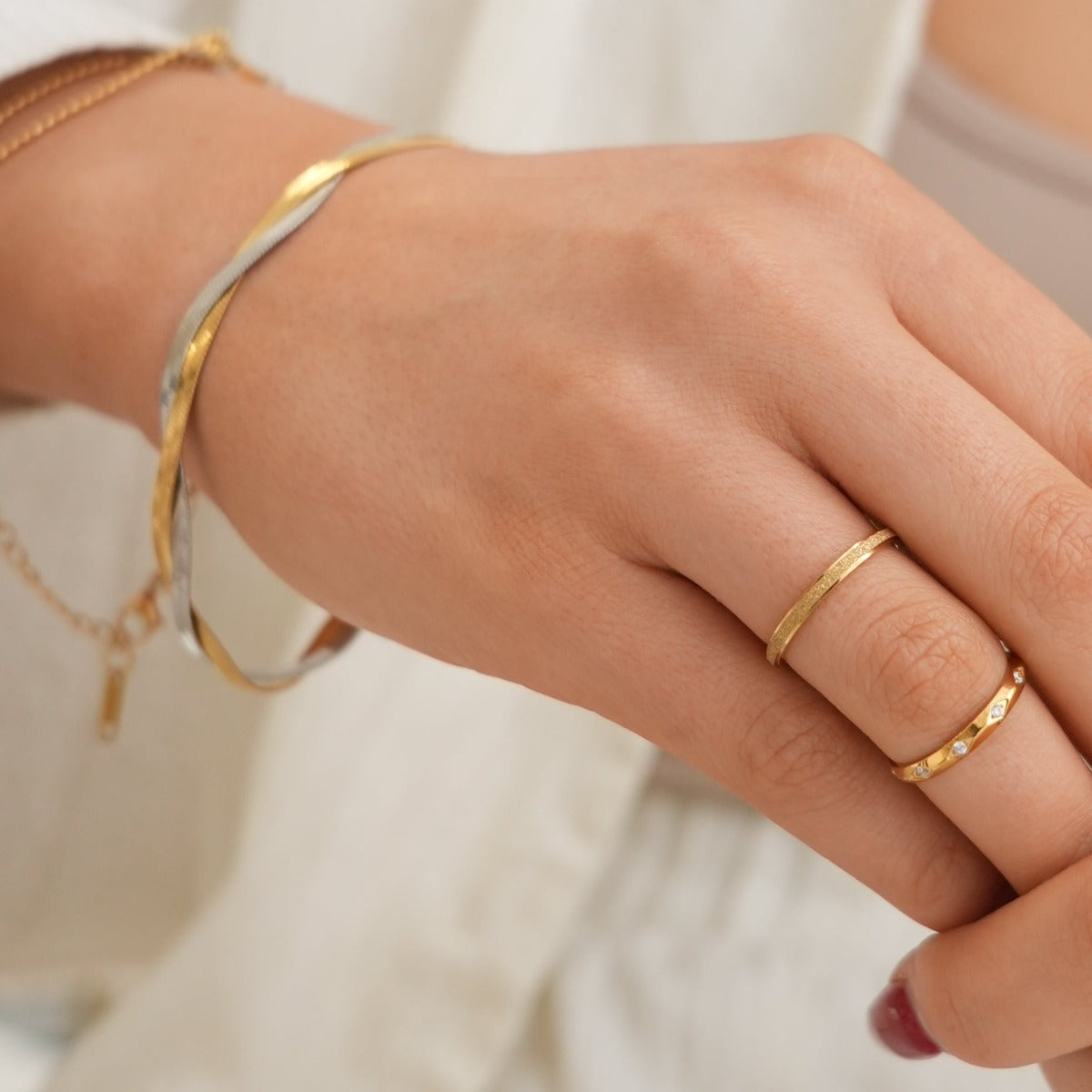 Leuven Surface Ring Gold an der Hand getragen