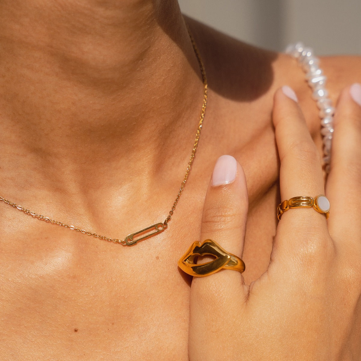 Detailaufnahme des Lèvres Rings Gold
