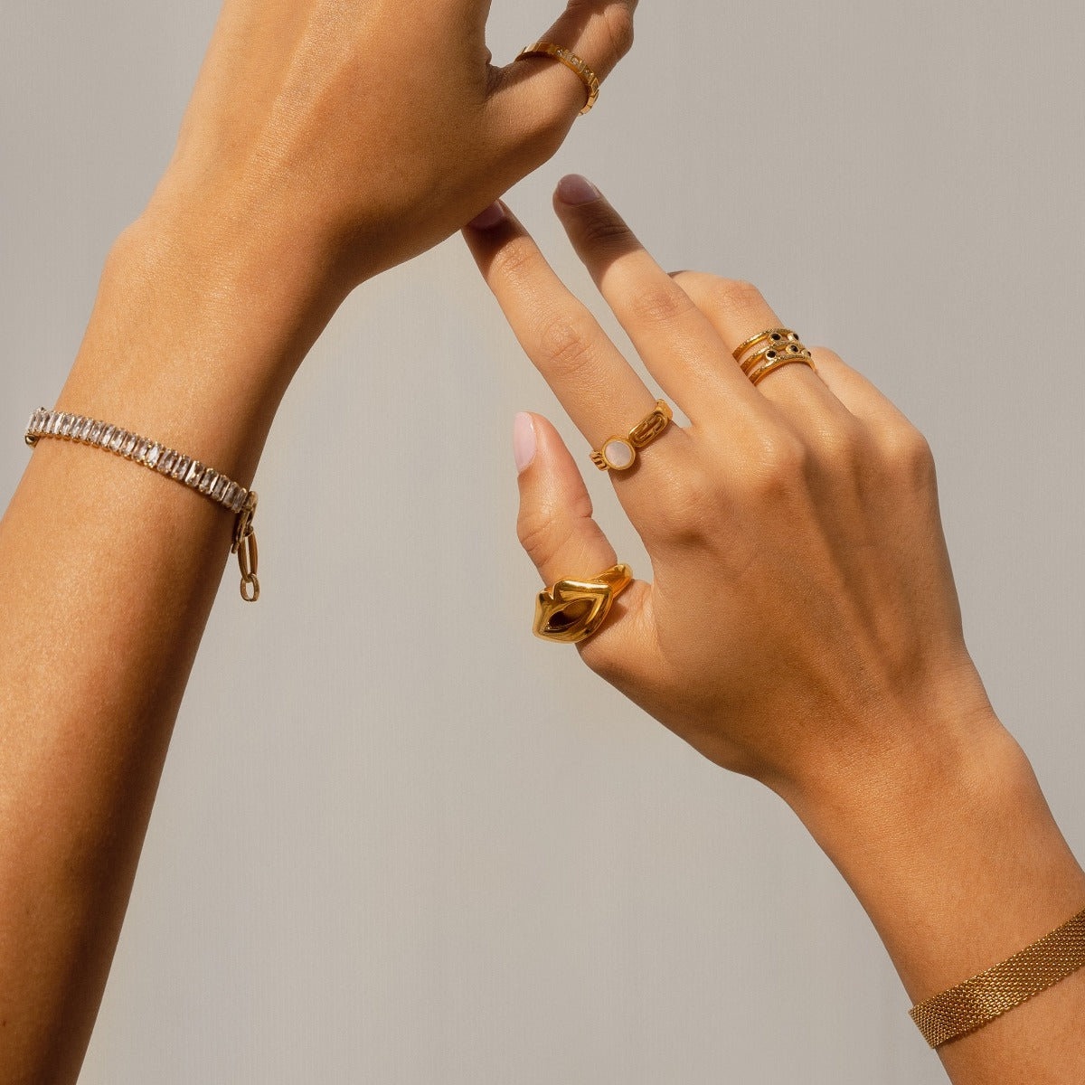 Lèvres Ring Gold am Finger getragen