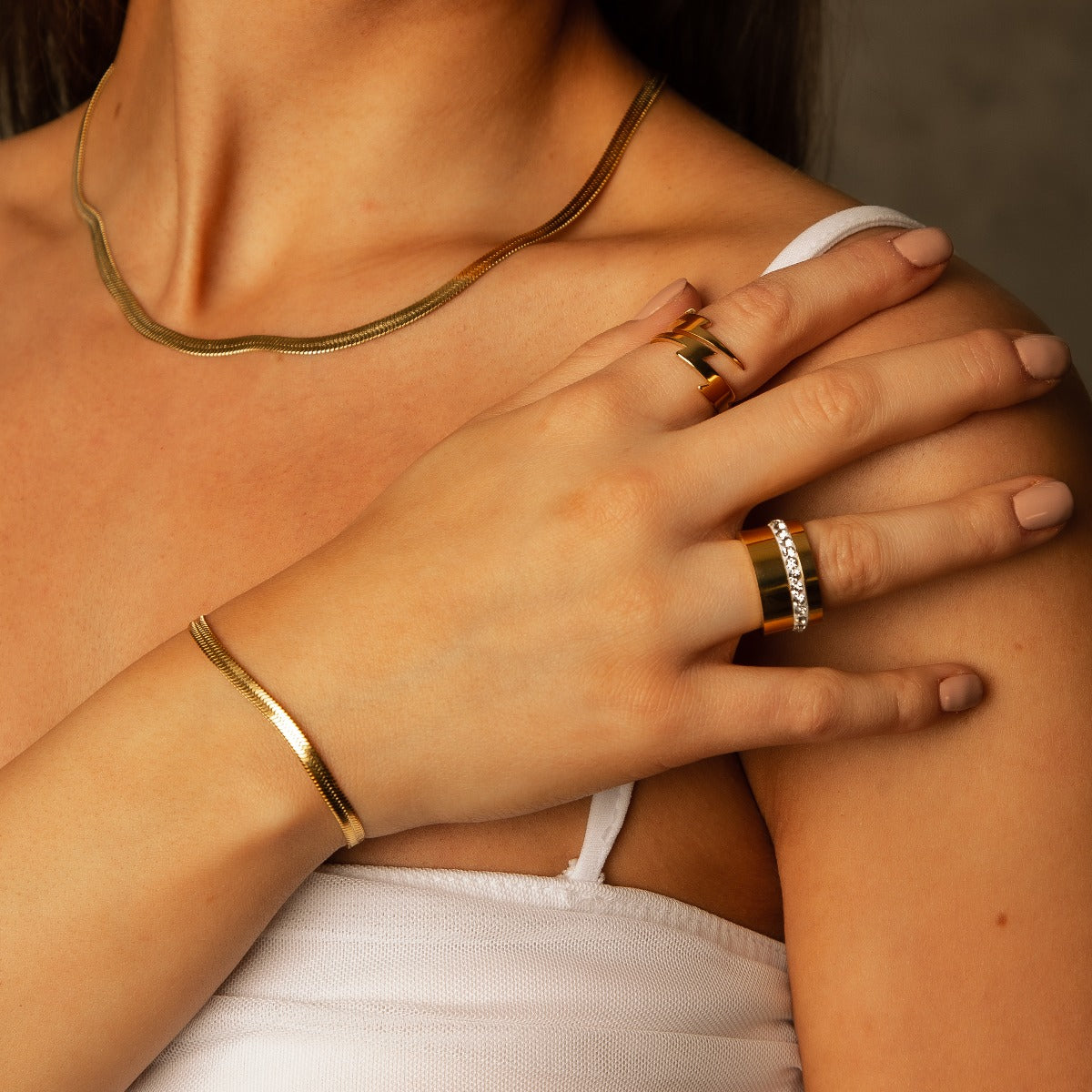 Seitliche Ansicht des Liguria Steinrings in Gold
