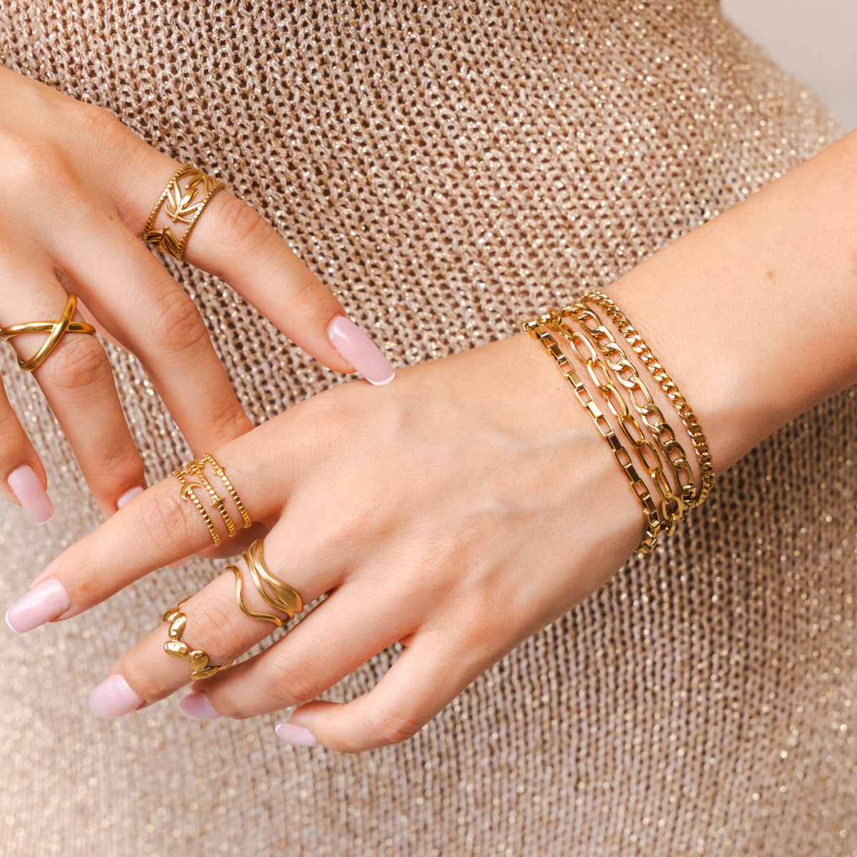 Lorbeer Ring Gold am Finger getragen