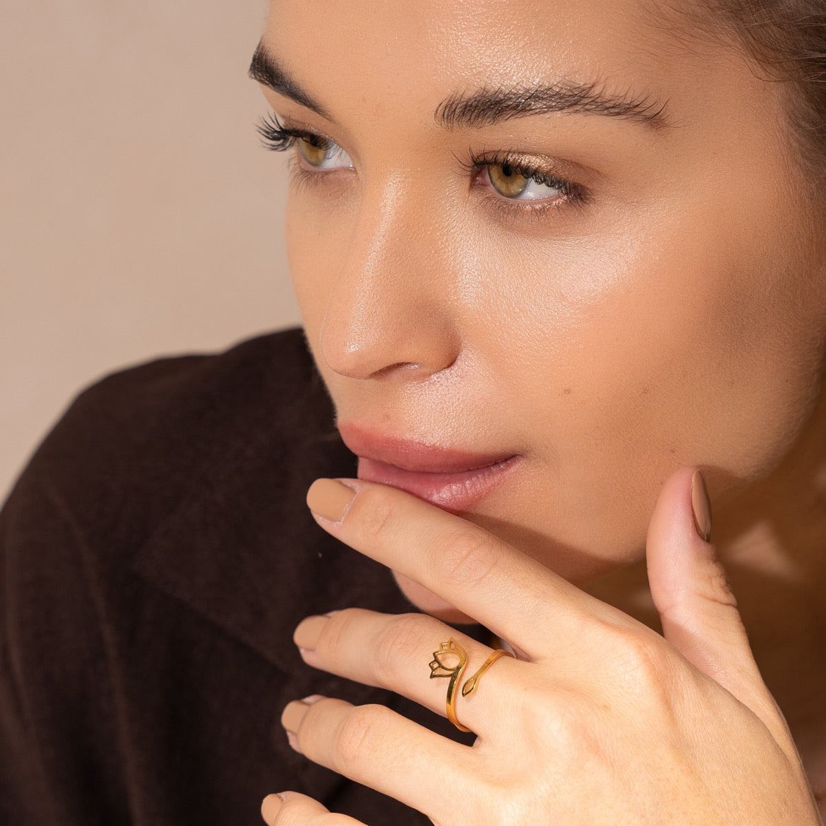 Lotus Verstellbarer Ring Gold an der Hand getragen
