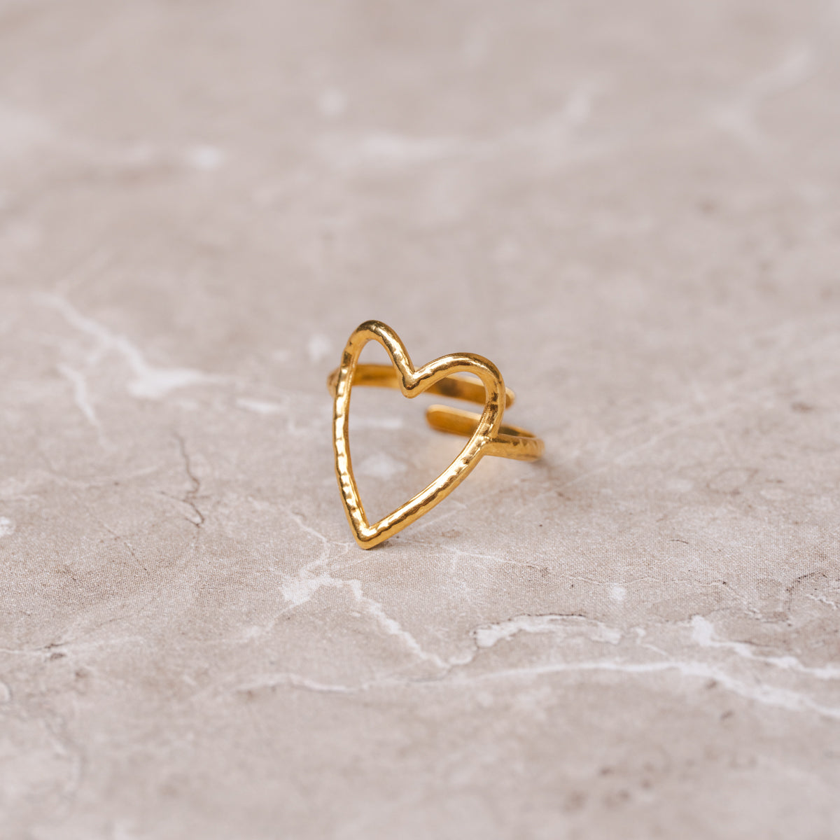 Detailaufnahme des Love Halo Rings Gold