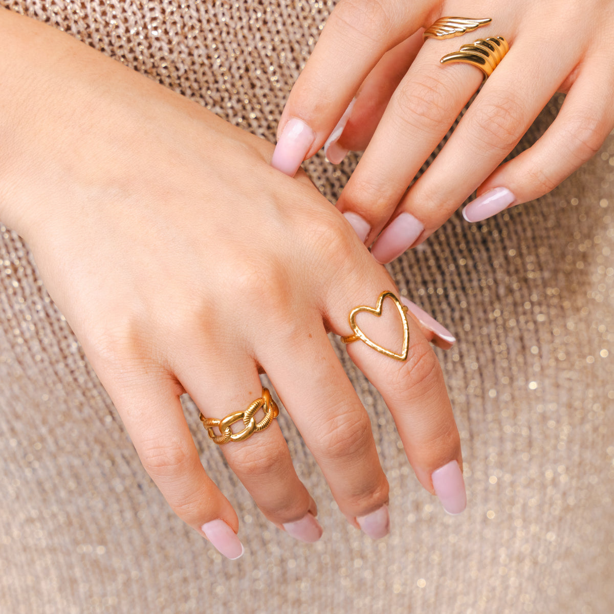 Love Halo Ring Gold am Finger getragen