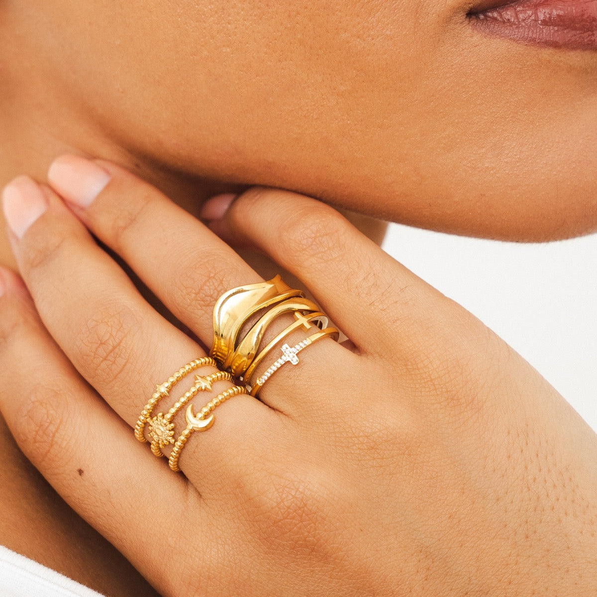 Seitliche Ansicht des Luna Rings Gold